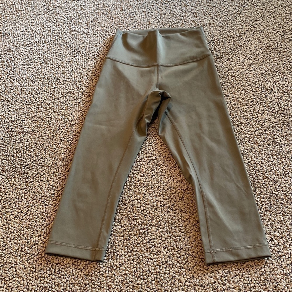 Lululemon Capri Leggings in Army Green Size 2 in GUC